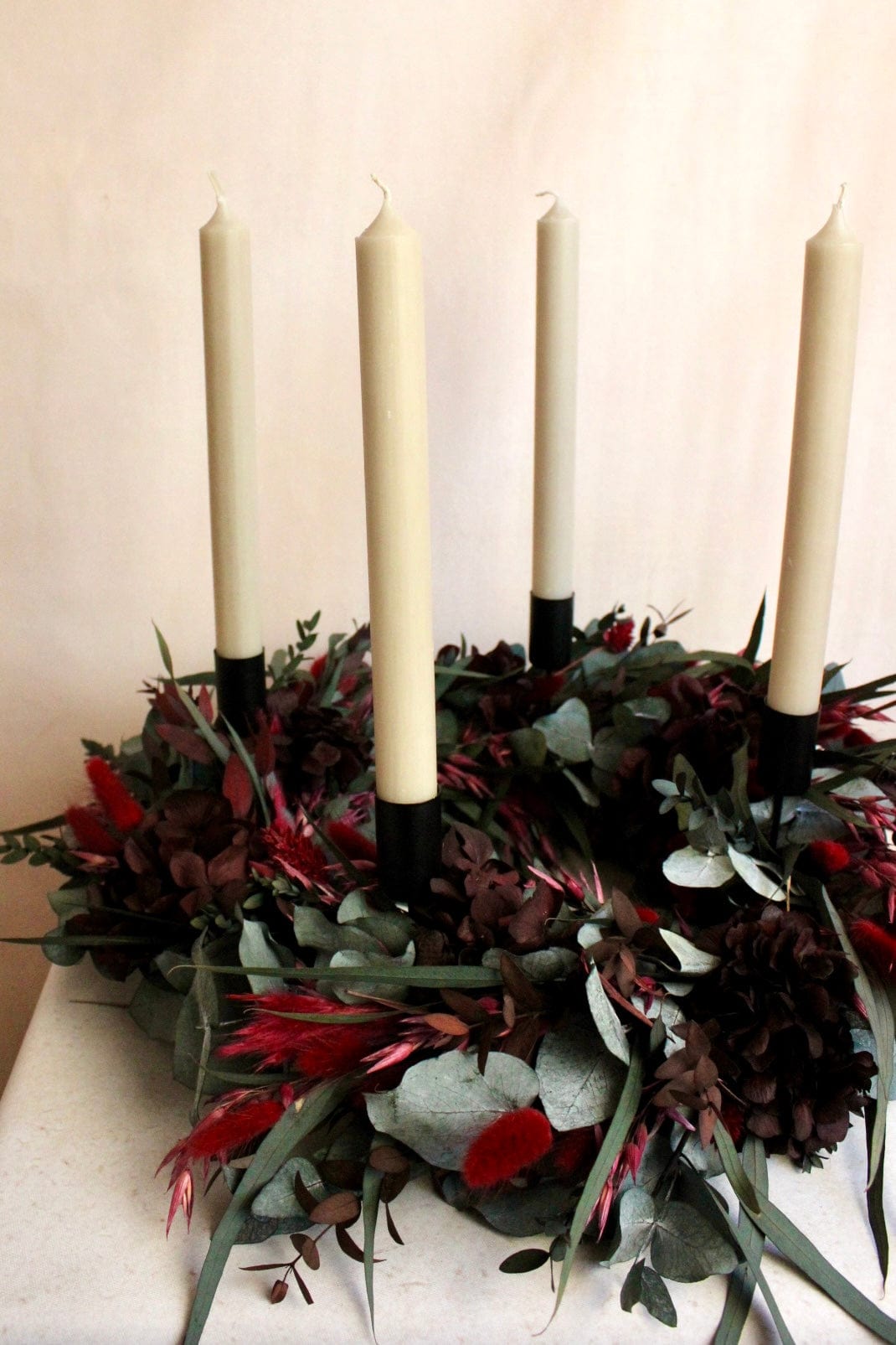 Vasenglück Trockenblumenkranz Mit 4x Kerzenhaltern + 4x Kerzen Sand PRE-ORDER | Adventskranz Trockenblumen | Eukalyptus Hortensien Dunkelrot