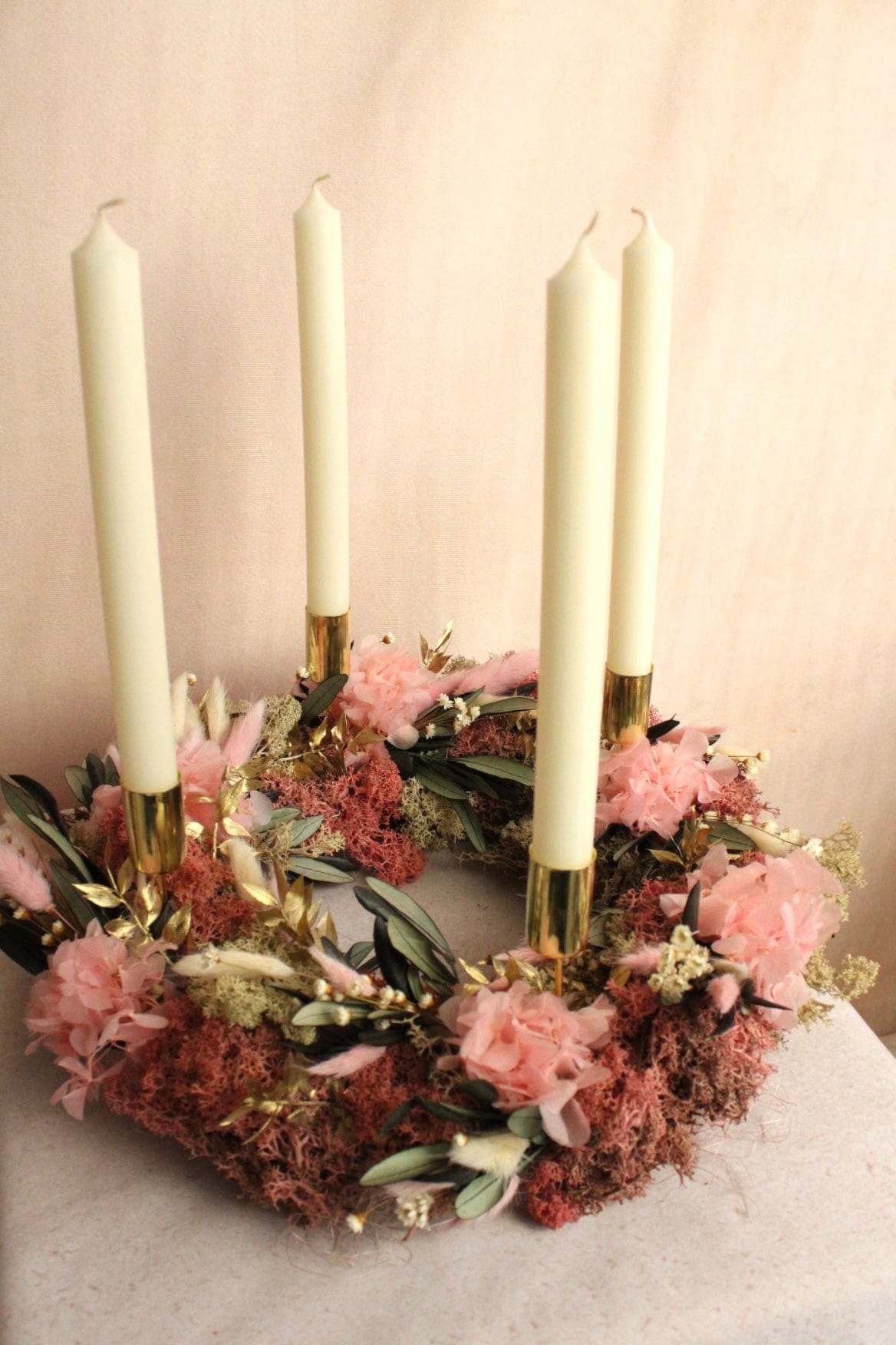Vasenglück Trockenblumenkranz Mit 4x Kerzenhaltern + 4x Kerzen Cremeweiss PRE-ORDER | Adventskranz Trockenblumen | Hortensie Moos Rosa Creme