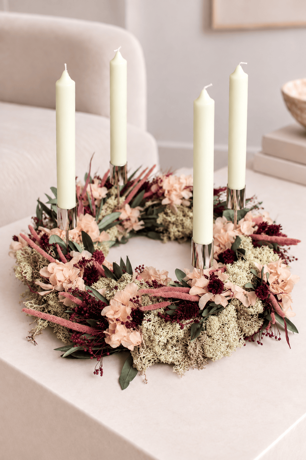 Vasenglück Trockenblumenkranz Mit 4x Kerzenhaltern + 4x Kerzen Cremeweiss PRE-ORDER | Adventskranz Trockenblumen | Hortensie Moos Rosa Dunkelrot