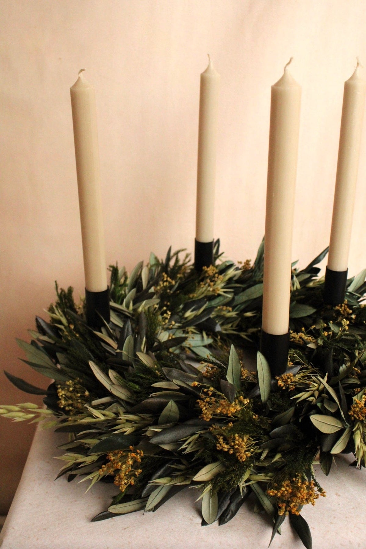 Vasenglück Trockenblumenkranz Mit 4x Kerzenhaltern + 4x Kerzen PRE-ORDER | Adventskranz Trockenblumen | Olivenzweige Dunkelgrün