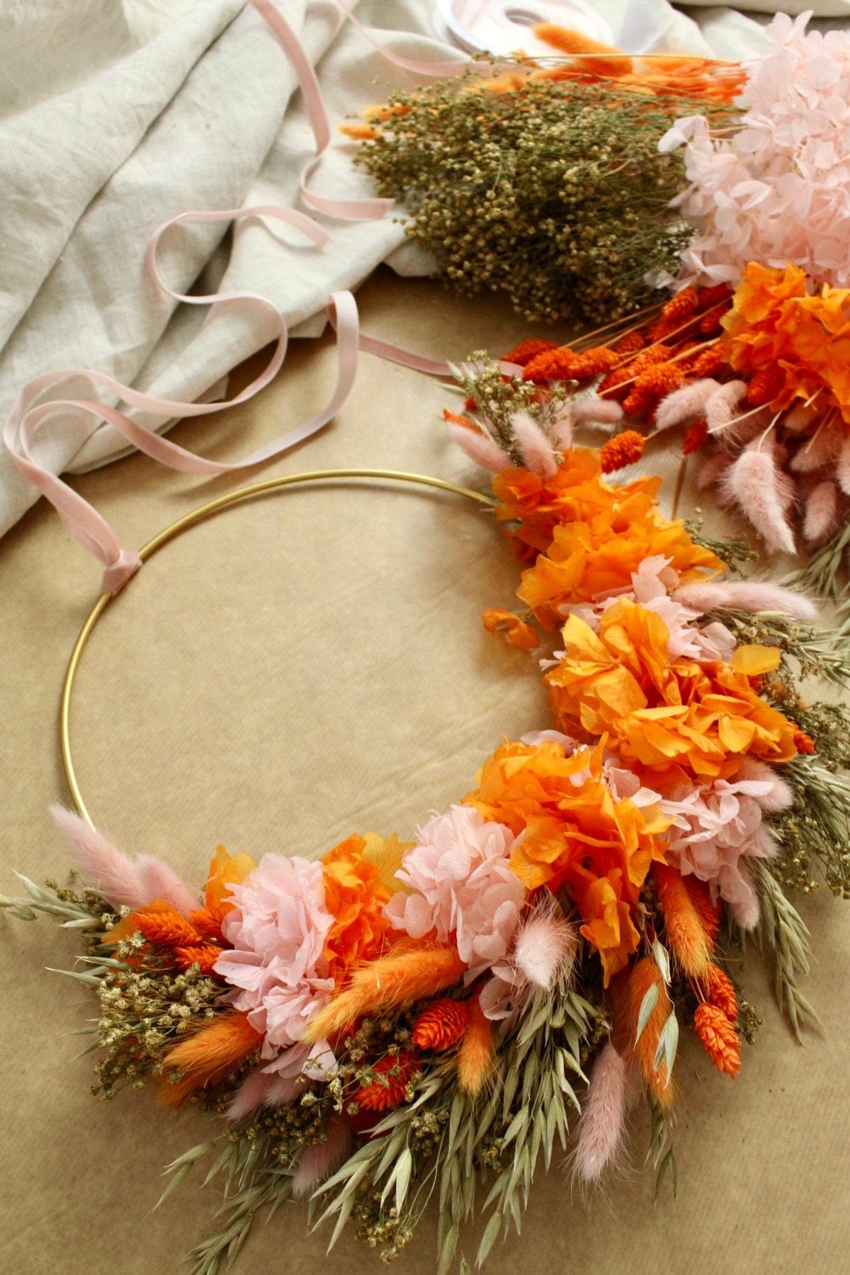 Vasenglück Trockenblumenkranz Trockenblumenkranz am Metallring | Flower Hoop | 30cm | Hortensien Rosa & Orange